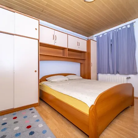 Zoran - 30 M From Apartment Postira
