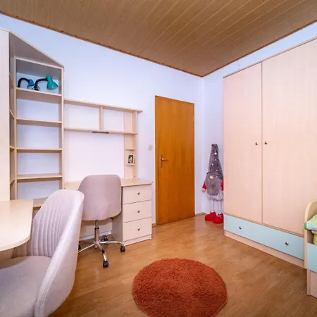 Zoran Apartment Postira