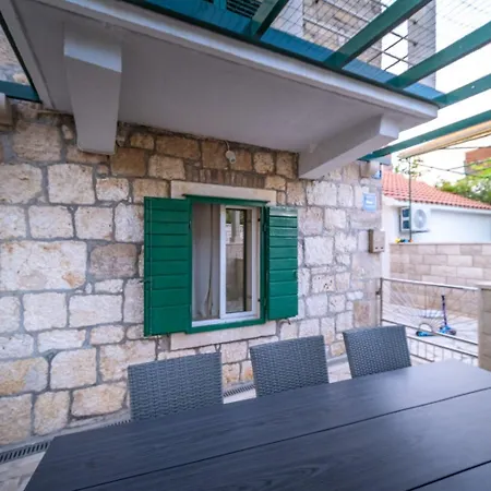 Zoran Apartment Postira