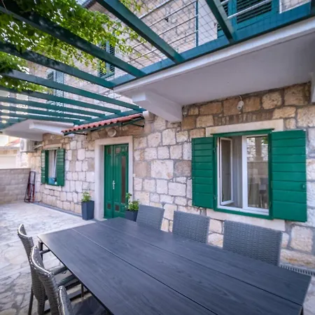 Apartment Zoran Postira
