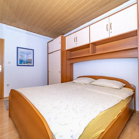 Zoran Apartment Postira